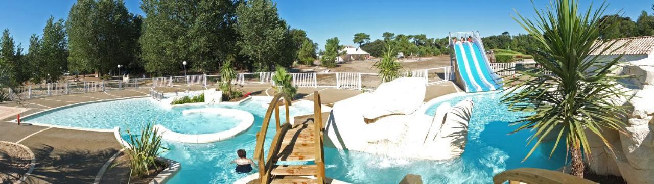 Domaine Du Collet**** Hotel Villeneuve-en-Retz Esterno foto